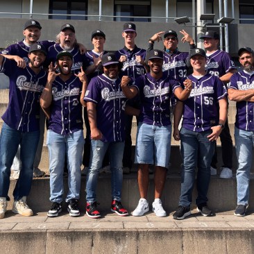 Laubs Baseballer krönen sich: David Feddersen (Coach), David Hein, Fabian Schneider, Logan Shead, Edwin De Leon Contreras, Aaron Hestand (hinten, v.l.), Josef Köbler, Jefferson Burgos, Omar Burgos, Jairo Burgos, Daniel Nasser und Mark Moore (vorne, v.l.) – nicht auf dem Bild: Miguel Palacios, José Palacios, Niclas Stepniak, Miguel Torres, Konstantin Schneider, Sebastian Spindler und Marcel McMillan - Foto: Feddersen
