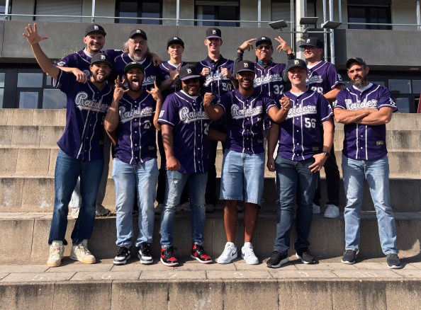 Laubs Baseballer krönen sich: David Feddersen (Coach), David Hein, Fabian Schneider, Logan Shead, Edwin De Leon Contreras, Aaron Hestand (hinten, v.l.), Josef Köbler, Jefferson Burgos, Omar Burgos, Jairo Burgos, Daniel Nasser und Mark Moore (vorne, v.l.) – nicht auf dem Bild: Miguel Palacios, José Palacios, Niclas Stepniak, Miguel Torres, Konstantin Schneider, Sebastian Spindler und Marcel McMillan - Foto: Feddersen